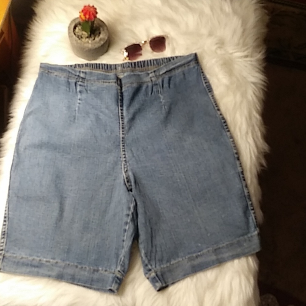 White Stag Woman stretch jean shorts